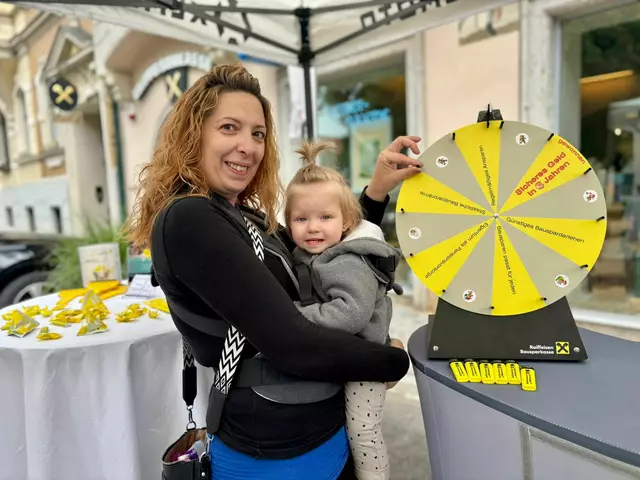 Henriette Götz mit ihrer Tochter Sophie beim Glücksrad. | Foto: Markus Kahrer