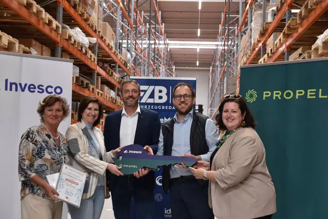 Manuela Rommer-Sauerzapf (Wirtschaftsstadträtin), Martina Neuhauser (CFO FZB), Gernot Wagner (CEO FZB), Armen Gevorkian (CEO Propel Industrial), Bürgermeisterin Sabrina Divoky. | Foto: Preineder