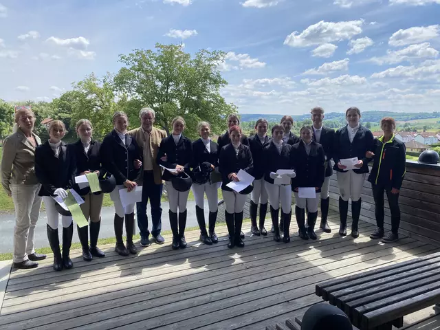 14 Schüler der Landwirtschaftlichen Fachschule Güssing legten kürzlich die Sonderprüfung zu Reiterpass, Reiternadel und Lizenz ab. | Foto: LFS Güssing