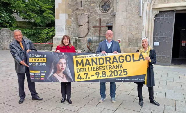 Andreas Berger, Bürgermeisterin Silvia Drechsler, Kulturstadtrat Stephan Schimanowa und Gabi Berger auf dem Kirchenplatz vor St. Othmar. | Foto: Stadtgemeinde Mödling/Boeger