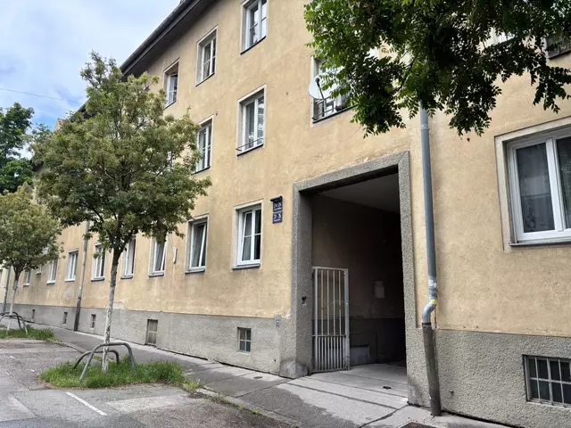 Der Gemeindebau in der Elisenstraße 24–26 wurde 1949/50 erbaut – und er sollte saniert werden. | Foto: Lisa Kammann/MeinBezirk