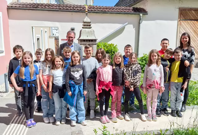 Die 3d-Klasse mit Bürgermeister Deleja-Hotko. | Foto: Stadtamt Enns