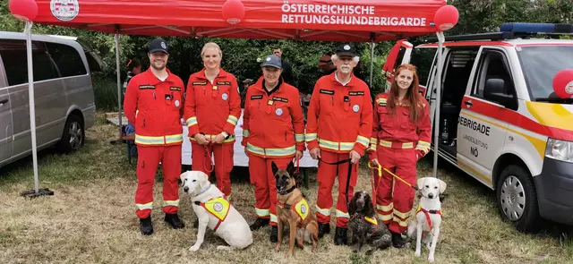 Die Rettungshundebrigade war nicht nur zur Show da, sondern informierte über ihre Arbeit mit Spürnasen. | Foto: Josef Messirek