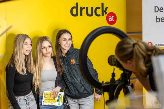 Beim Stand von druck_at konnten die Besucherinnen ihr Messefoto gleich in einen Flyer zaubern lassen. | Foto: Christian Husar