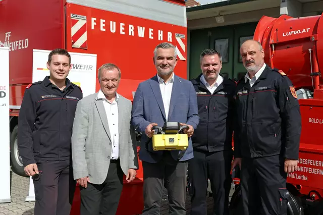 Florian Nechansky (Freiwillige Feuerwehr der Stadtgemeinde Neufeld), Bürgermeister Michael Lampel (Stadtgemeinde Neufeld), Feuerwehrreferent Landesrat Heinrich Dorner,
Landesfeuerwehrdirektor Sven Karner und Landesfeuerwehrkommandant Franz Kropf bei der Präsentation des neuen Löschunterstützungsfahrzeuges.  | Foto: Landesmedienservice Burgenland
