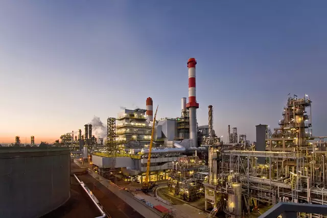OMV eröffnet am Standort Schwechat zwei zentrale Zukunftsprojekte: eine chemische Recyclinganlage und eine Elektrolyseanlage für grünen Wasserstoff. | Foto: OMV