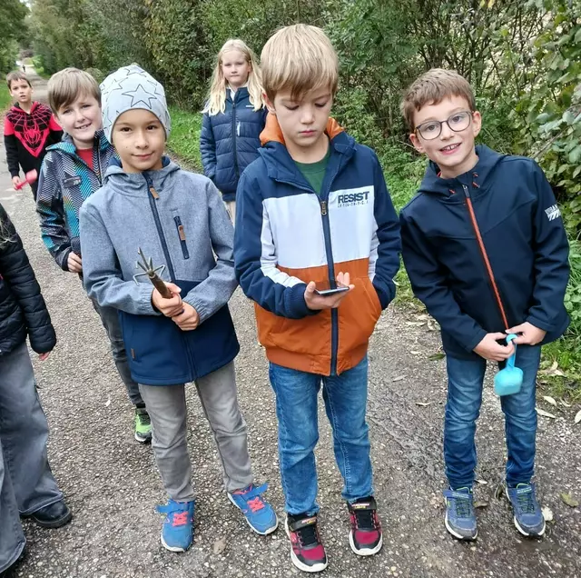 Digital- und Realwelt optimal kombiniert - beim Geocashing hatten die Kids der NABE viel Spaß on- und offline. | Foto: AK Junge Gemeinde