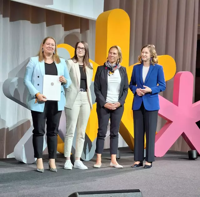 Europa-Staatspreis für den steirischen „eWandertag“: Projektleiterin Tina Obermoser, Iris Heinzel (Bildungsdirektion Steiermark) und Referatsleiterin Silvia Fischer (v.l.) durfte den Preis am Mittwoch von Ministerin Claudia Plakolm (r.) entgegennehmen. | Foto:  Land Steiermark