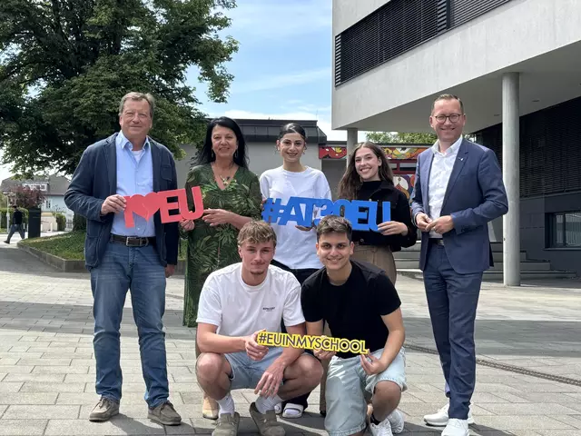 Günter Ortloff, Direktor der HAK Oberndorf, Gritlind Kettl, Leiterin der Stabsstelle EU-Bürgerservice, Europe Direct und Chinabüro sowie der Oberndorfer Bürgermeister Georg Djundja und Schüler aus Oberndorf und Laufen. | Foto: Simon Haslauer