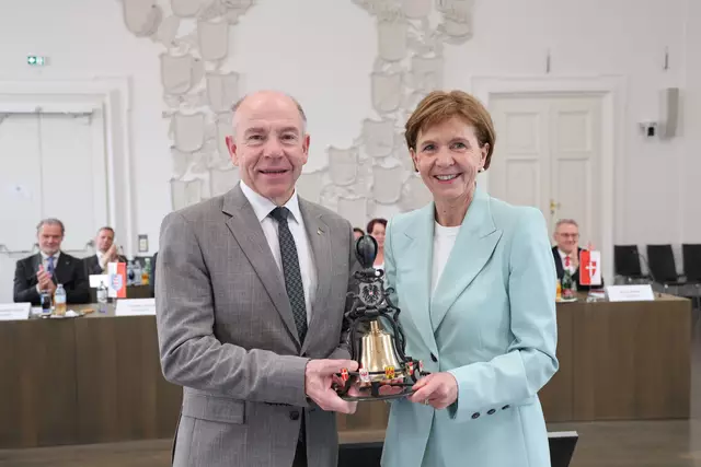 Landtagspräsidentin Brigitta Pallauf (Vorsitzende der Landtagspräsidentenkonferenz für Österreich) bei der Übergabe der Glocke für den Vorsitz der Landtagspräsidentenkonferenz in Österreich an Landtagspräsident Max Hiegelsberger (Oberösterreich). | Foto: Land Salzburg/Franz Neumayr