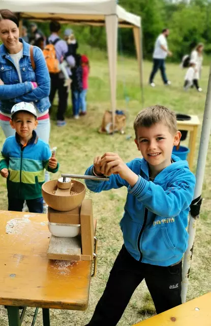 Maximilian mahlt das Mehl fürs Fladenbrot. | Foto: Josef Messirek