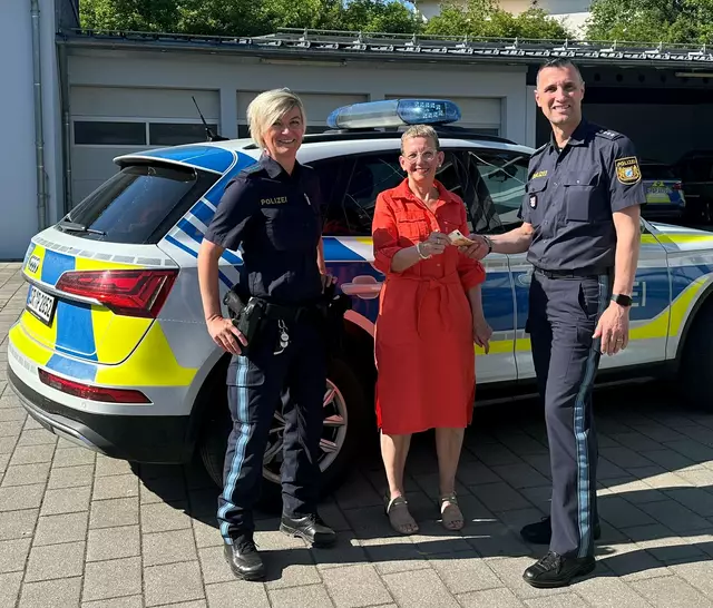 Spendenübergabe an Tierschützerin: v. l.: Polizeihauptmeisterin Stefanie Osterholzer, Tierschützerin Martina H. aus Vilshofen/Donau, Dienststellenleiter Polizeihauptkommissar Michael Emmer | Foto: Polizei Vilshofen