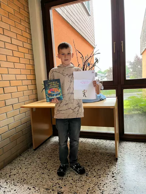 Aus 4979 Einsendungen wurden Buchpreise für 100 Kinder gezogen. Darunter befand sich auch Roman Hellwagner von der MS Riedau. | Foto: MS Riedau