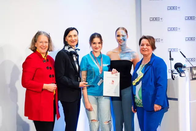 v. l.: Bundesinnungsmeisterin Dagmar Zeibig, Landesinnungsmeisterin Eva Danner-Parzer, Hannah Buschbacher mit Modell, Petra Erhart-Ruffer | Foto: Kokseder