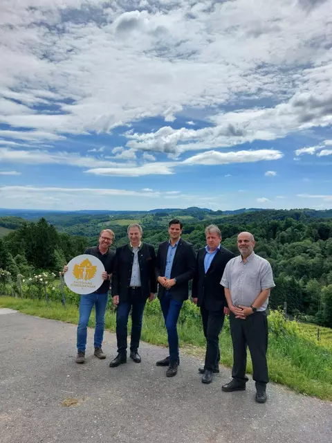 V.l.: Matthias Rode, Gerhard Hartinger, Hannes Amesbauer, Friedrich Partl und Erwin Frohmann bei der offiziellen Vorstellung der neuen Studie, die das einzigartige Merkmal unserer Landschaft in den Fokus rückt.
  | Foto: Regionalmanagement Südweststeiermark GmbH