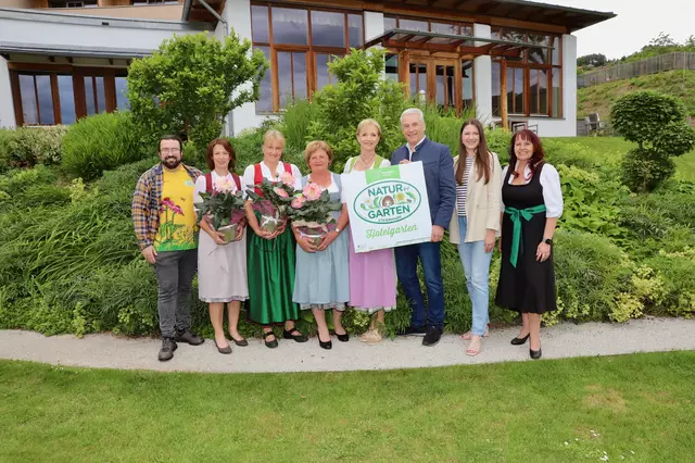 BR Antonia Herunter, Margit Krobath und Stefan Käfer gratulierten Ulli und Hermann Retter mit Mitarbeiterinnen. | Foto: Alfred Mayer