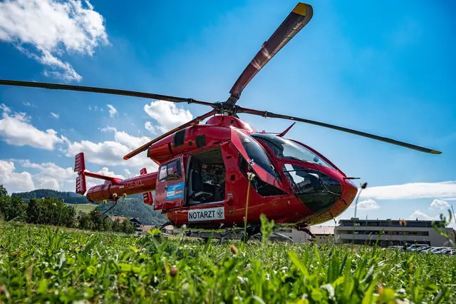 Der Verletzte wurde in der Folge von der Besatzung des Notarzthubschraubers "Martin 3" mittels Taubergung aus dem Klettersteig gerettet und ins PEK Kirchdorf/Krems geflogen. | Foto: TEAM FOTOKERSCHI.AT / RAUSCHER
