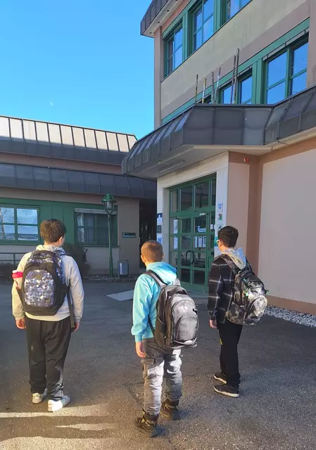 Seit Mitte Mai geht es für viele zu Fuß zur Mittelschule Spielberg. Die positiven Folgen: mehr Bewegung, frische Luft und weniger Verkehrschaos vor der Schule. | Foto: Kirschen