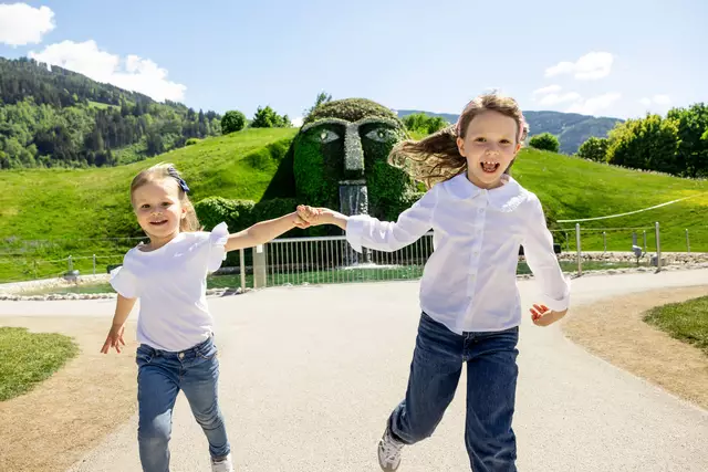 Der Riese wacht seit 30 Jahren über eine Welt voller Kristall, Kunst und Magie. Im Jubiläumsjahr gibt es immer wieder attraktive Programmpunkte, wie den Familientag am 8. Juni 2025.

 | Foto: Swarovski Kristallwelten / Thomas Steinlechner