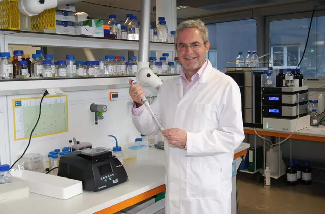 FH-Projektleiter Otmar Höglinger beschäftigt sich in Wels mit der Soldatenfliege und deren Larven – sie sollen Abfall fressen und wertvolle Fette und Proteine erzeugen. | Foto: FH OÖ