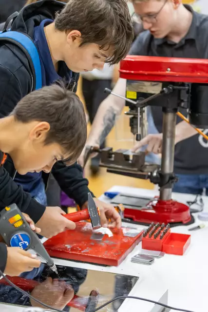 Namensschild gravieren und stanzen am Stand der Berndorf AG. | Foto: Christian Husar