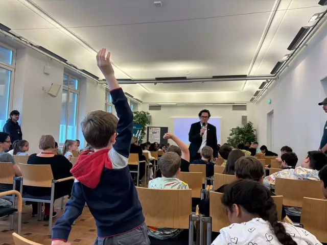 Die Kids sprachen mit Bezirksvorsteher Markus Reiter (Grüne) über ihre Anträge. | Foto: Pia Rotter/MeinBezirk