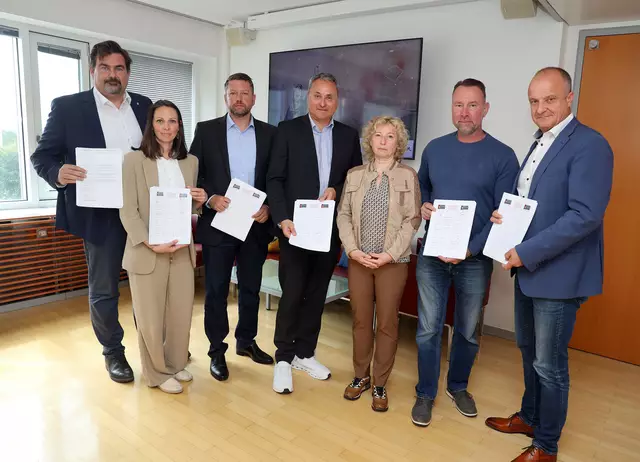 Purkersdorfer Bürgermeister Stefan Steinbichler und Gesundheitsstadträtin Jasmin Klemmer-Schlögl (beide SPÖ), Tullnerbacher Bürgermeister Paul Porteder (ÖVP), Gablitzer Bürgermeister Michael Cech (ÖVP), Gesundheitslandesrätin Eva Prischl (SPÖ, Pressbaumer Bürgermeister Josef Rothensteiner (ÖVP), Wolfsgrabner Bürgermeister Christian Lautner (ÖVP). | Foto: Stadtgemeinde Purkersdorf