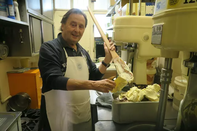 Renato bereitet sein Eis im hinteren Raum des Salons zu. | Foto: Patricia Hillinger/MeinBezirk
