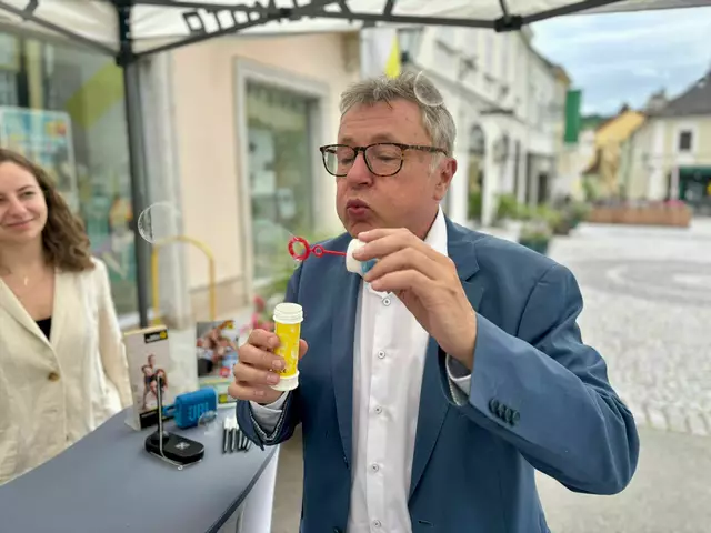 Bürgermeister Martin Falk freute sich über Seifenblasen, die er direkt ausprobierte und weiterschenkte. | Foto: Markus Kahrer