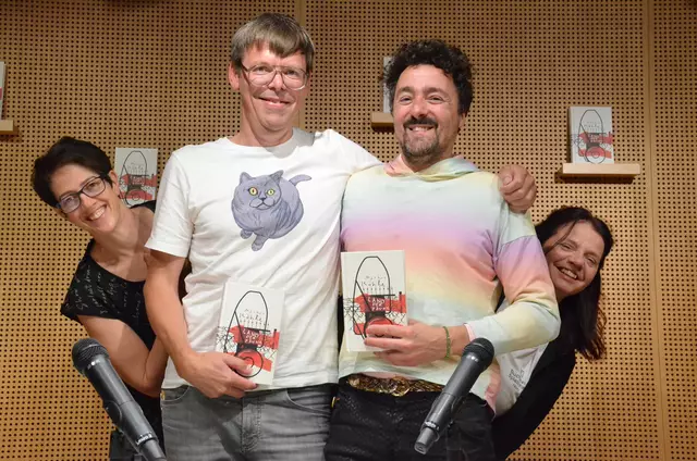 Leseabend-Highlight:  Auch Maria Waldhart (l.) und Nadja Fenneberg (r.) von der Bücherei und Spielothek Telfs wollten hier unbedingt über den "Markus-Köhle-und Martin-Fritz-Zaun" schauen. | Foto: Sabine Schletterer