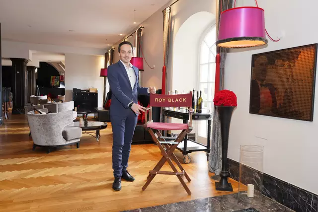 Thomas Haslauer im Salon des Schlosshotels. Auch nach über 30 Jahren schwingt der Geist der legendären Serie „Ein Schloss am Wörthersee“ immer noch mit.
 | Foto: MeinBezirk.at