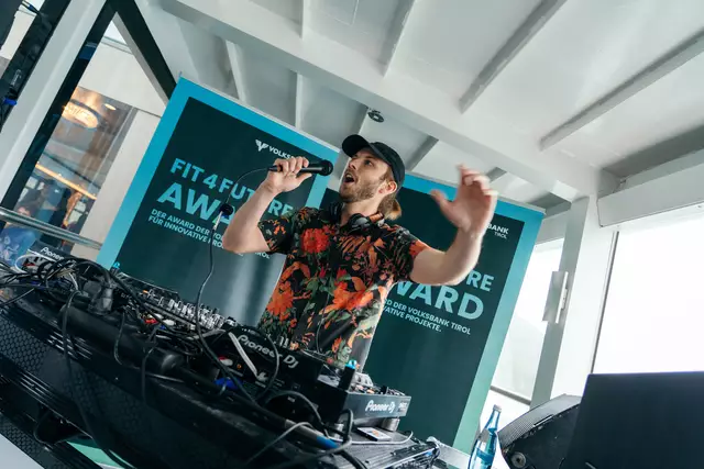 Aron Mathews sorgt an den Turntables für Stimmung.  | Foto: Volksbank