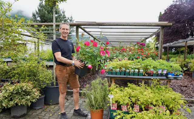 Dietmar Karl, Chef der Villacher Baumschule Karl, liebt seine trachtige Arbeitsmontur.  | Foto: MeinBezirk.at