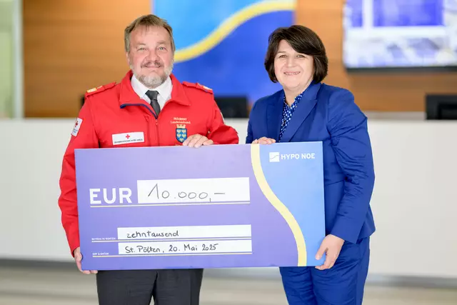  Petra Skala, HYPO NOE Marketingleiterin, übergab den Scheck in Höhe von 10.000 Euro an Hans Ebner, Präsident des Roten Kreuzes Niederösterreich. | Foto: HYPO NOE/Antal