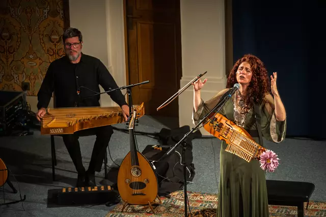 Ana Alcaide ist eine international renommierte, zugleich unkonventionelle Vertreterin sephardischer Musik im heutigen Spanien. In ihrem Land gilt sie als Pionierin im Spiel der Nyckelharpa, einer mittelalterlichen Schlüsselgeige mit faszinierenden Klangfarben. | Foto: Sascha Osaka, osaka.at / Jewish Weekends