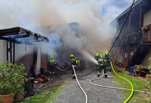 Ein Großaufgebot an Einsatzkräften wurde am Dienstag wegen eines Brandes in einem Wirtschaftsgebäude in der Thonebenstraße in Semriach alarmiert. | Foto: BFVGU