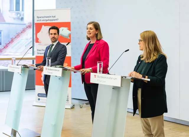 Bildungsminister Christoph Wiederkehr, Staatssekretärin Barbara Eibinger-Miedl, Staatssekretärin im Bundesministerium für Arbeit, Soziales, Gesundheit, Pflege und Konsumentenschutz Ulrike Königsberger-Ludwig (v.l.). | Foto: BKA/Brauneis