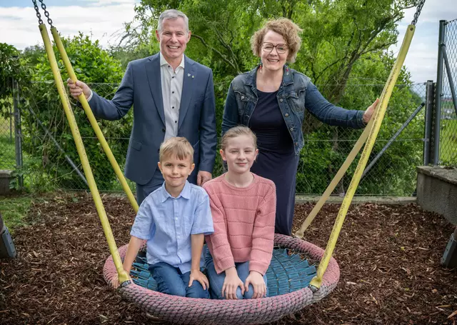 Bürgermeister der Gemeinde Statzendorf Herbert Ramler und Familien-Landesrätin Christiane Teschl-Hofmeister mit Samuel und Josephine. | Foto: NLK Khittl