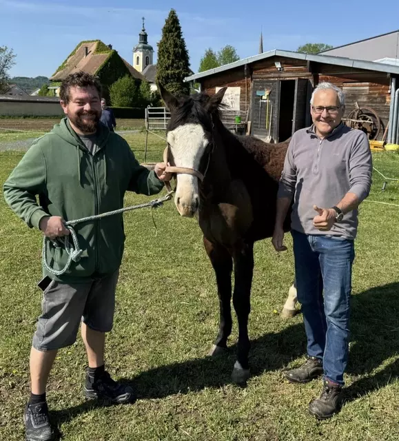 Nach 90 Tagen in der Klinik: Klaus Fischl (re.) verabschiedete Pauli. | Foto: Trawitschek