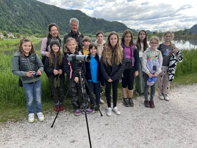 Vogelexperte Helmut Kräuter führte die Mädchen und Buben der Volksschule Glanhofen durch das Flutungsgebiet Bleistätter Moor. | Foto: Volksschule Glanhofen