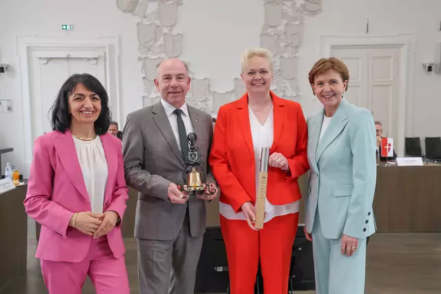 Landtagspräsidentin Brigitta Pallauf (Vorsitzende der Landtagspräsidentenkonferenz für Österreich) und Landtagspräsidentin von Baden Württemberg und Vorsitzende der Landtagspräsidentenkonferenz für Deutschland, Muhterem Aras bei der Übergabe des Vorsitzes der Landtagspräsidentenkonferenz für Österreich an Landtagspräsident Max Hiegelsberger (Oberösterreich) und den Vorsitz der Landtagspräsidentenkonferenz für Deutschland an Landtagspräsidentin Heike Winzent (Saarland). | Foto: Land Salzburg/Franz Neumayr