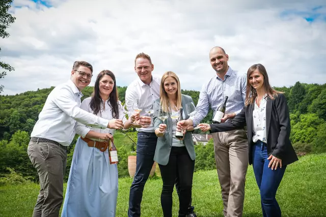 Das junge Team der Domaene am Seggauberg (v.l.): Anton Hirschmugl, Viktoria Sturm, Kellermeister Alexander Scherübl, Martina Hirschmann, Michael Rupp und Verena Süssinger.  | Foto: Marcel Pail
