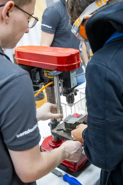 Am Messestand gleich reinschnuppern in das Berufsleben an echten Maschinen | Foto: Christian Husar