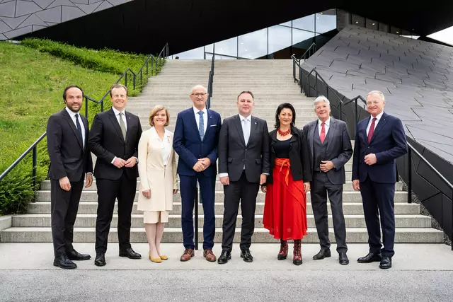 LandeskulturreferentInnenkonferenz in Erl. V.li.: Südtirols Kulturlandesrat Philipp Achamer, LR Karlheinz Kornhäusl (Steiermark), LRin Barbara Schöbi-Fink (Vorarlberg) , LH Anton Mattle, Kulturminister Vizekanzler Andreas Babler, Stadträtin Veronica Kaup-Hasler (Wien), LH Peter Kaiser (Kärnten) und LH Thomas Stelzer (Oberösterreich). | Foto: Land Tirol/Christanell