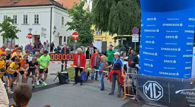 Vorstandsdirektorin Gerda Leithner gibt den Startschuss für den Hauptlauf über 10 km, daneben Bürgermeister Weil (SPÖ), Initiator und Obmann des HSV Bruck-Kaisersteinbruch Ernst Jurkovic und Filialleiter Christoph Kettner | Foto: Sparkasse/Markus Hoffmann