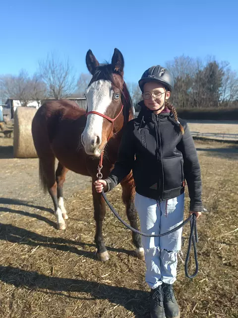 Tochter Jenna freut sich, dass sie auf dem Westernpferd wieder reiten kann.  | Foto: Trawitschek