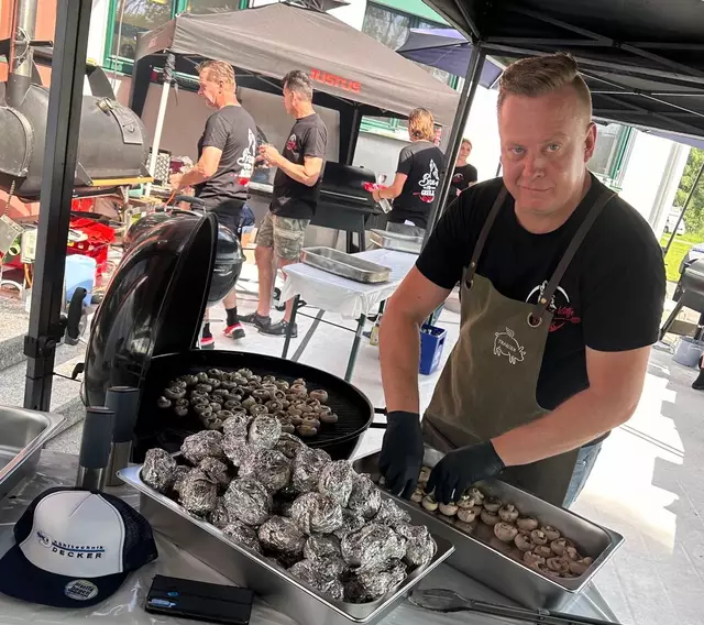 Obmann Wolfgang Rauch an der Arbeit.  | Foto: "Die grillenden Wölfe"