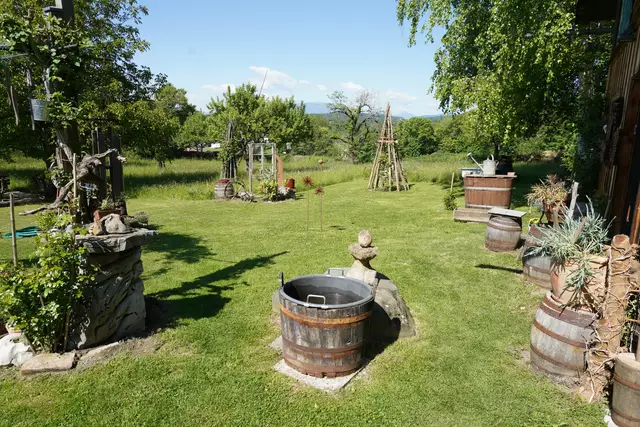 Ob Heuhiefler (im Hintergrund) oder alte Fässer, alles wird im „Zeichen-Garten“ verwendet.
