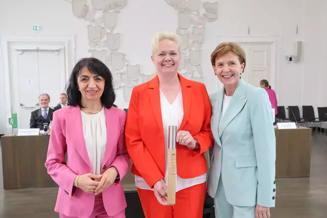 Landtagspräsidentin Brigitta Pallauf mit Landtagspräsidentin von Baden Württemberg und Vorsitzende der Landtagspräsidentenkonferenz für Deutschland, Muhterem Aras, die den Vorsitz der Landtagspräsidentenkonferenz für Deutschland an Landtagspräsidentin Heike Winzent (Saarland) übergeben hat. | Foto: Land Salzburg/Franz Neumayr