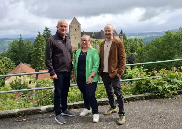 Vichtensteins Bürgermeister Andreas Moser mit Theresa Drexler und Direktor Lukas Weitzhofer (v. l.). | Foto: Gemeinde Vichtenstein